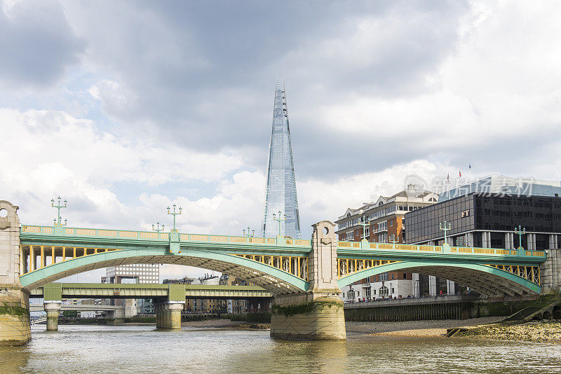 英国伦敦金融城(City of London)泰晤士河上的碎片大厦(Shard building)和南华桥(Southwark Bridge)。